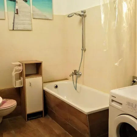 Schwarzer Adler Mit 3 Schlafzimmer, Wz, Kueche, Bad 아파트