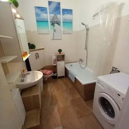 Schwarzer Adler Mit 3 Schlafzimmer, Wz, Kueche, Bad Apartment *