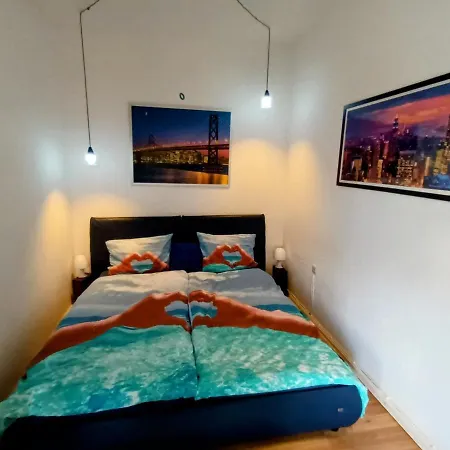 Schwarzer Adler Mit 3 Schlafzimmer, Wz, Kueche, Bad 아파트