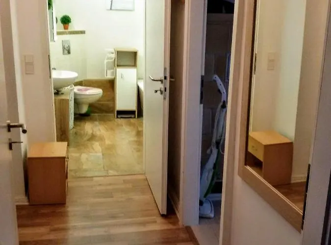 Schwarzer Adler Mit 3 Schlafzimmer, Wz, Kueche, Bad アパート