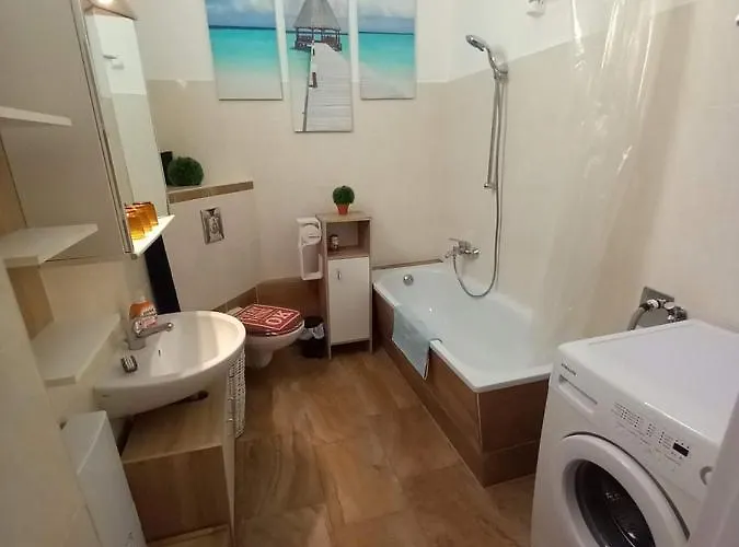 Schwarzer Adler Mit 3 Schlafzimmer, Wz, Kueche, Bad アパート *